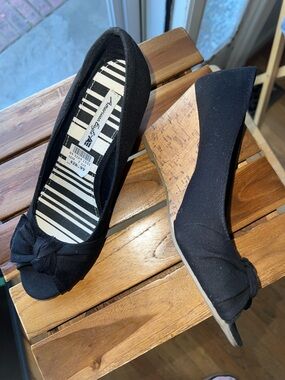 American Eagle Outfitters Black Knot-Front Cork Wedge Pumps